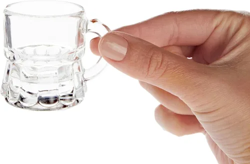 Vista 4 de Okuna Outpost Mini vasos de chupito con asas, juego de chupitos transparentes reutilizables, para servir mini chupitos con agarre seguro, recuerdos