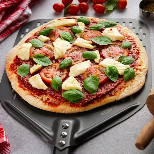 Vista 5 de TKC Pala Perforada para Pizza - Volteador de Pizza de Metal de 12 pulgadas compatible con Hornos Ooni, Uso Interior y Exterior, Mango Duradero