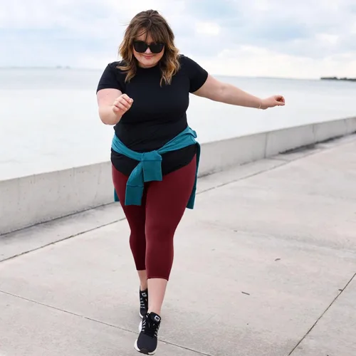 Vista 4 de MOREFEEL Leggings capri de talla grande para mujer con bolsillos, elásticos XL-4XL, control de abdomen, cintura alta, pantalones de yoga negros