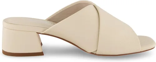 Vista 4 de CUSHIONAIRE Sandalia Garland con tacón de bloque de banda cruzada + espuma viscoelástica, anchos disponibles Arena