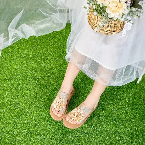 Vista 2 de Felix & Flora Sandalias para niña pequeña - Zapatos de vestir para niña de flores, puntera abierta, zapatos planos de verano para niños pequeños