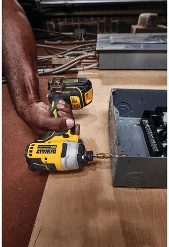 Vista 5 de DEWALT ATOMIC 20V MAX* Destornillador de impacto, inalámbrico, kit compacto, 2 baterías, 1/4 pulgadas (DCF809C2)
