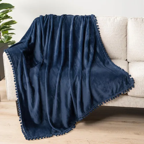 Vista 2 de PAVILIA Manta de forro polar para sofá con flecos de pompones, azul marino, manta de franela suave y acogedora para sofá cama, manta de felpa ligera