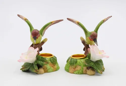 Vista 3 de Cosmos Gifts Figura de colibrí de porcelana fina con flor de cerezo y manzana, diseño cónico, 3-5/8 pulgadas de alto