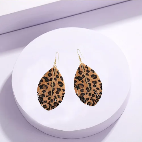 Vista 6 de Aretes grandes de cuero genuino suave hechos a mano con flecos, hoja ligera con barra de metal simple, lágrima, color para mujeres y niñas