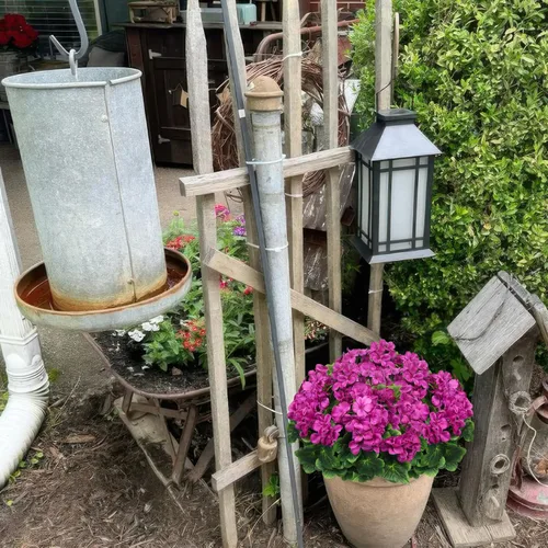Vista 7 de 2 piezas de geranios artificiales para exteriores, flores de cementerio de seda, color fucsia, geranios para macetero, jardín, patio, tumba, jarrón