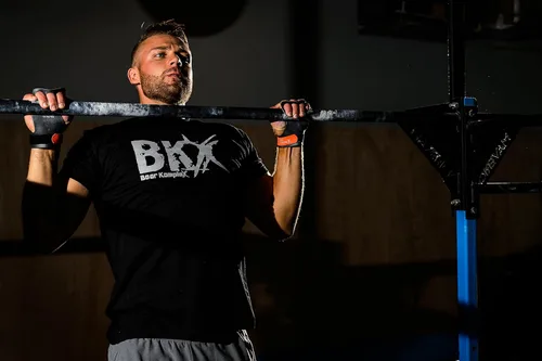 Vista 3 de Bear KompleX - Manoplas de agarre de cuero de 3 agujeros para entrenamientos, dominadas, levantamiento de pesas, gimnasia WOD, agarres de palma