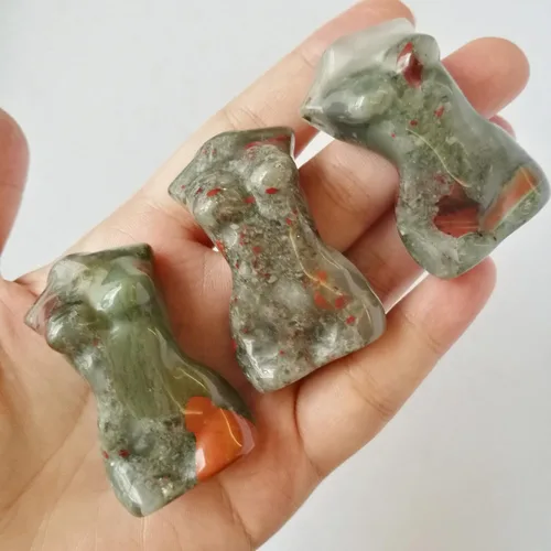 Vista 2 de Escultura de figura de cristal curativo de piedra de sangre africana, escultura de 2 pulgadas de tallado de piedra de palma de bolsillo