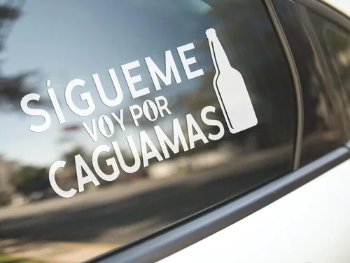 Vista 2 de Divertida calcomanía en español Sígueme Voy Por Caguamas calcomanías para carros calcomanías mexicanas para camiones Calcomanias para Trocas o Carro