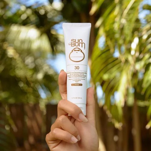 Vista 3 de Sun Bum Mineral SPF 30 Protector solar para rostro con tinte - Primer mate - Protector solar hidratante de amplio espectro con vitamina E - Cumple