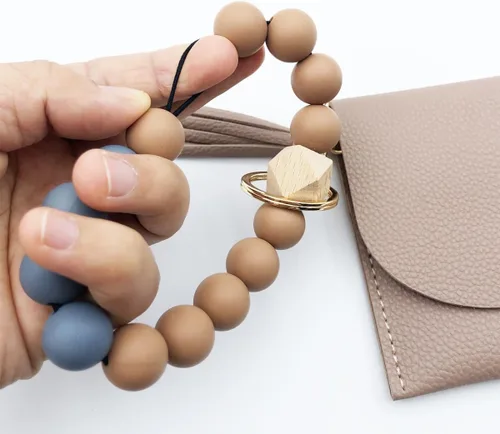 Vista 2 de Llavero de pulsera con tarjetero y bolsillo con borla para mujer