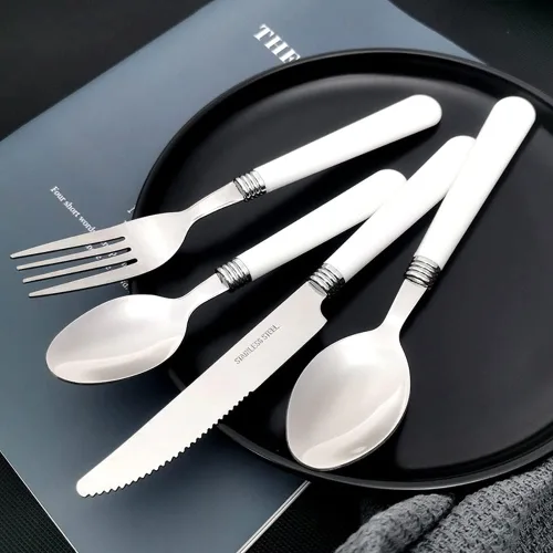 Vista 4 de Juego de cubiertos blancos para 6 cubiertos duraderos de acero inoxidable, 24 piezas, mango blanco (ABS), incluye cucharaditas, cuchillos, tenedores