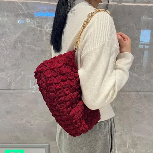Vista 3 de NAARIIAN Bolso de dumpling para mujer diseño fruncido en forma de nube bolso de hombro con cadena gruesa de piel sintética
