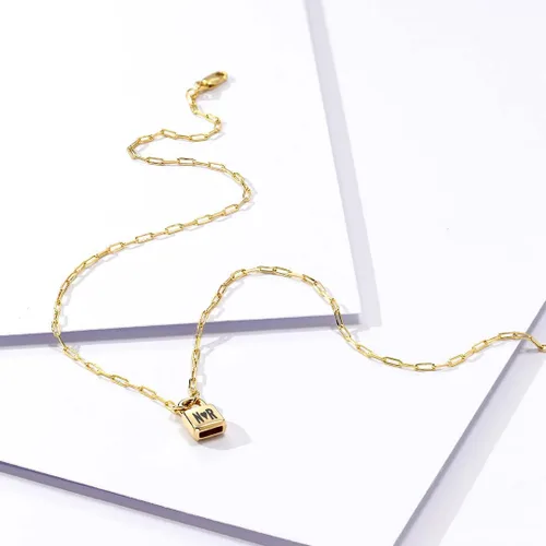 Vista 4 de Collar con dije de bloqueo inicial personalizado con cadena de eslabones de clip - Oro amarillo de 14 quilates, plata de ley 0.925, oro de 18