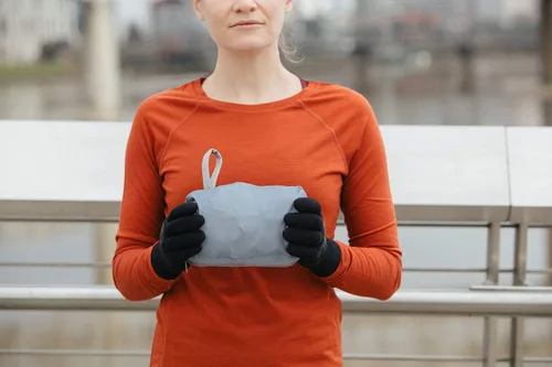 Vista 6 de Showers Pass Elite Cloudburst - Chaqueta impermeable y transpirable para mujer, chaqueta de viaje plegable para deportes al aire libre, Titanio, XL