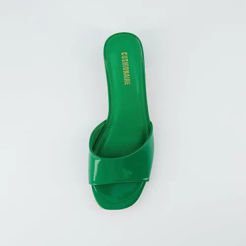 Vista 6 de CUSHIONAIRE Sandalias de vestir Taboo de una banda para mujer con espuma viscoelástica y anchos disponibles