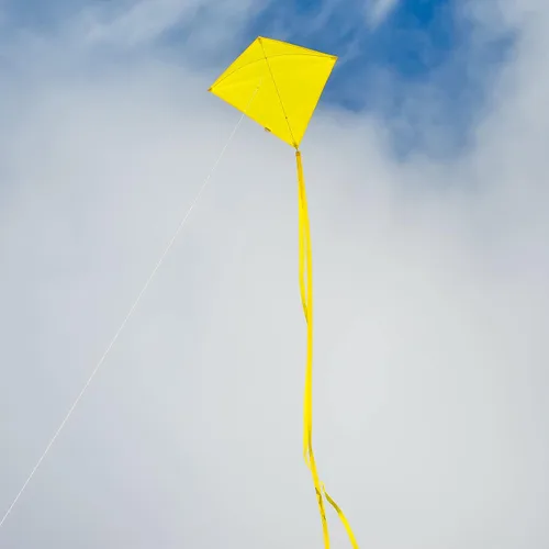 Vista 2 de In the Breeze Cometa de diamante de color sólido, 30 pulgadas Amarillo
