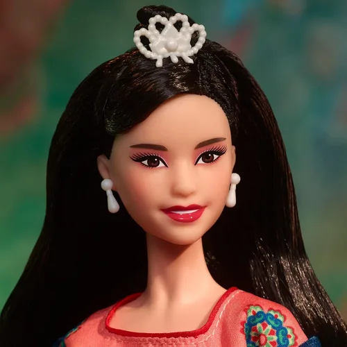 Vista 3 de Barbie Muñeca de Año Nuevo Lunar en bata tradicional Hanfu con estampados chinos y accesorios, coleccionable con soporte para muñecas y certificado