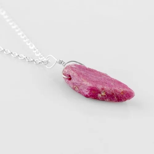Vista 2 de Collar de rubí crudo, collar chapado en plata, cristal de piedras preciosas ásperas, piedra curativa, piedra natal de julio, capas, novia, regalo