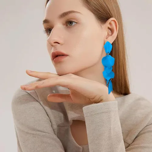 Vista 2 de Aretes largos de acrílico con diseño de pétalos de rosa, aretes colgantes de flores exageradas, aretes de borla floral para mujeres, fiestas, uso