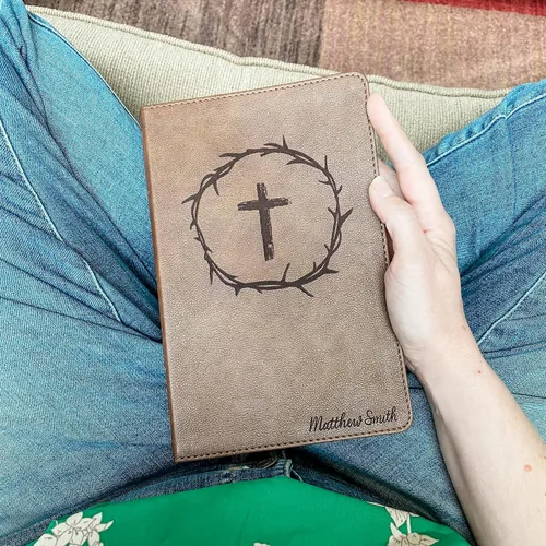Vista 3 de Biblia KJV ilustrada a mano y grabada con láser, cuero marrón, incluye opción de agregar nombre grabado, regalo personalizado para boda, bautizo