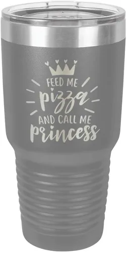 Vista 11 de Vaso grabado con pajita y tapa superior deslizante de acero inoxidable para viaje con texto en inglés "FEED ME PIZZA AND CALL ME PRINCESS