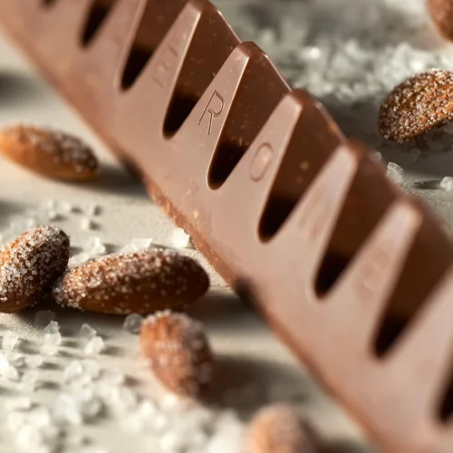 Vista 5 de Toblerone Chocolate con leche con miel y turrón de almendras 750g (26.5oz) - canadiense