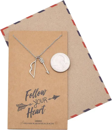 Vista 4 de Quan Jewelry Collar con colgante de arco y flecha, regalos hechos a mano para amigos, regalos para mujeres con cita inspiradora en tarjeta