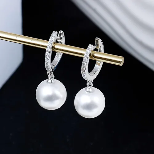 Vista 2 de Awinesn Aretes de perlas de oro para mujeres y niñas, chapados en oro real de 14 quilates, aretes de gota de perlas delicados con circonita cúbica