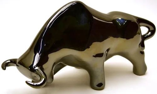 Vista 8 de Toro de escultura de cerámica hecho a mano y pintado a mano. Figura decorativa (tamaño pequeño 9.45 x 5.51 x 3.94 pulgadas) (negro mate)