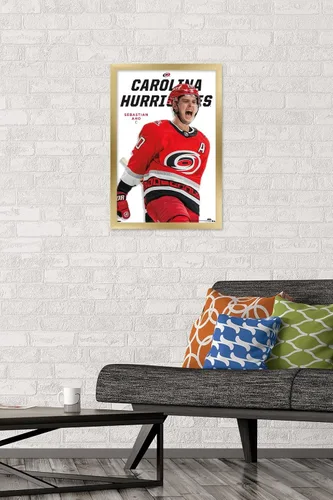 Vista 2 de Trends International NHL Carolina Hurricanes - Sebastian Aho Feature Series 23 - Póster de pared Versión con marco dorado