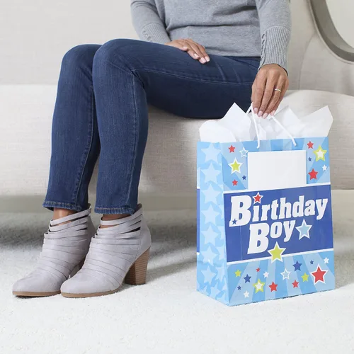 Vista 2 de Hallmark Bolsa de regalo grande de 13 pulgadas con tarjeta de cumpleaños y papel de seda (azul con estrellas, cumpleañero)