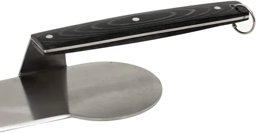 Vista 2 de Espátula Hack por BBQ Hack, espátula resistente diseñada para asar carnes grandes como costillas, la forma compensada es la herramienta perfecta