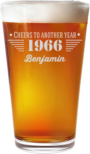 Vista 10 de Spotted Dog Company Vaso de pinta grabado vintage de 1966 de 16 onzas – Regalos de feliz cumpleaños 60 para hombres y mujeres, saludos a cumplir 60