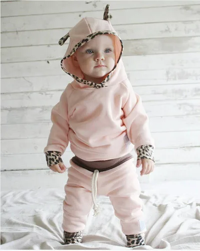Vista 2 de Conjunto de 2 piezas de camiseta con capucha y pantalones de leopardo rosa para recién nacidas Rosa y leopardo