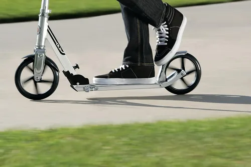 Vista 7 de Razor A5 DLX Patinete para niños de 8 años en adelante - Ruedas de uretano de 8", plegable, manubrio anti-traqueteo, para ciclistas de hasta 220 lbs