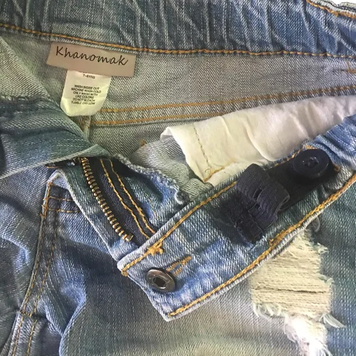 Vista 3 de Khanomak Pantalones cortos rasgados de mezclilla para niñas con bandas ajustables