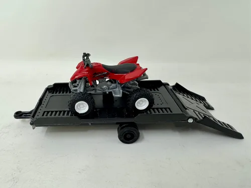 Vista 4 de Chevrolet Silverado camión con bicicleta o ATV, 1:43, 3 estilos surtidos, por NewRay