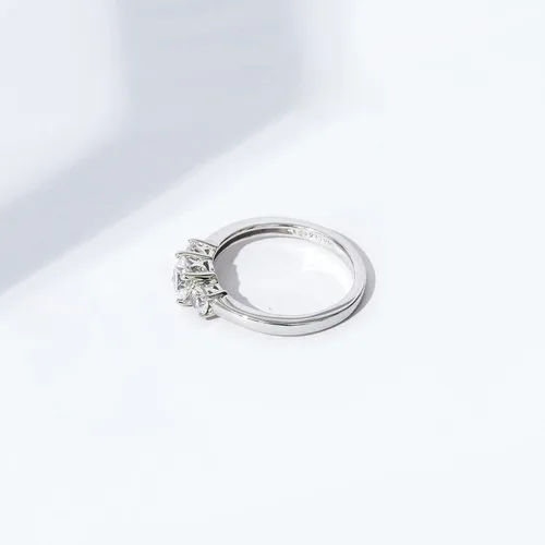 Vista 6 de Tienda Collection Anillo redondo de plata de ley chapado en oro o platino con 3 piedras hecho con circonitas infinitas
