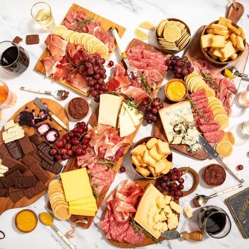 Vista 2 de igourmet Mega Gourmet Surtido para 20 quesos importados, carnes curadas y acompañamientos, perfecto para grandes celebraciones, incluye Grana