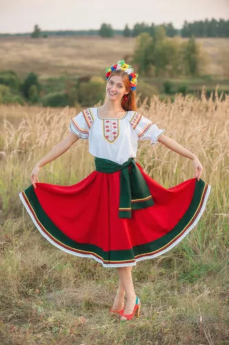 Vista 2 de Vestido folclórico traje de baile Ucrania ropa tradicional rojo círculo falda blusa blanca