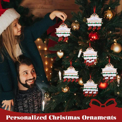 Vista 4 de Adornos de Navidad 2024, adornos de Navidad personalizados con nombre grabado, adorno de calcetín de Navidad para decoración de árbol (4 nombres)