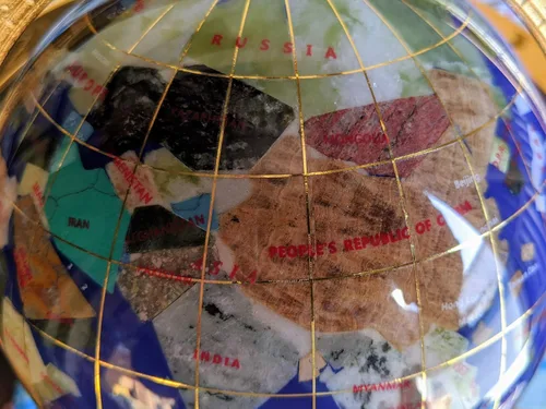 Vista 4 de Unique Art - Globo del mundo con piedra preciosa de lapislázuli azul de 10 x 6 pulgadas con trípode dorado
