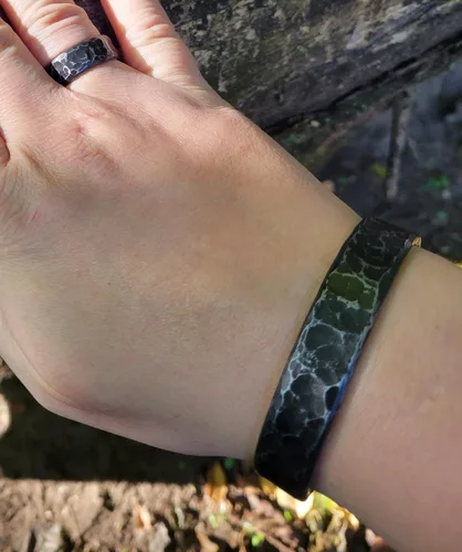 Vista 3 de Brazalete de hierro grabado, pulsera vikinga forjada a mano, hierro 6 y 11 aniversario, regalo para ella, regalo para él, joyería de estilo vikingo