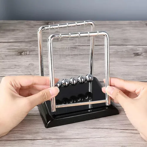 Vista 4 de Péndulo de equilibrio de bola de equilibrio de metal de escritorio con base de madera negra Newtons Cradle Balance Balls para ciencia física Gadget