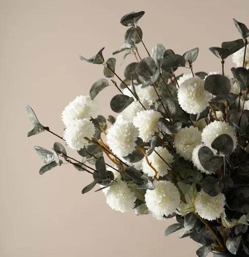 Vista 4 de Laelfe 10 flores artificiales Kiku + 5 ramas grandes de eucalipto, flores blancas falsas de seda para mamás con pompón (tallos de flores de bola)