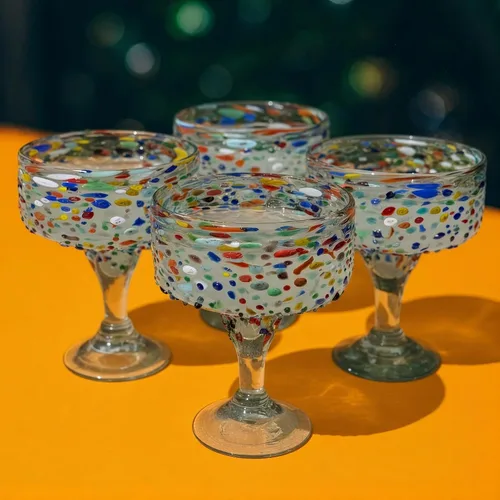 Vista 7 de Dos Sueños Vasos de Margarita soplados a mano, juego de 4, Confetti Rock Artesanía mexicana, vidrio reciclado, diseño multicolor, cada pieza única