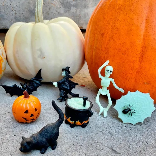 Vista 2 de Safari Ltd. Toob de Halloween que brilla en la oscuridad – Mini figuras: murciélago, gato, esqueleto, fantasma, bruja, caldero, araña, calabaza