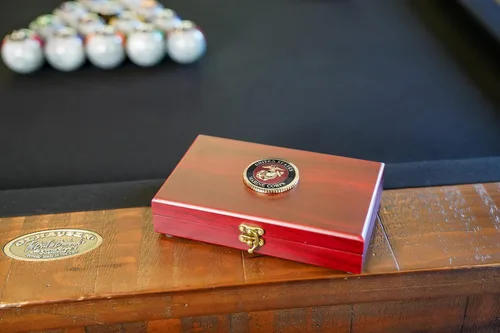 Vista 4 de Set de Regalo del Cuerpo de Marines Cartas de Juego con Dados del USMC Juego de Cartas y Dados EGA Oficialmente Licenciado Gran Regalo
