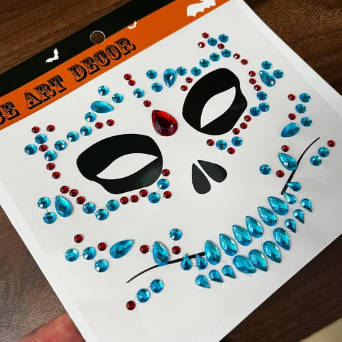 Vista 6 de Paquete de 4 gemas faciales del Día de la Muerte, tatuajes faciales temporales de Halloween, calcomanías de diamantes de imitación para la cara